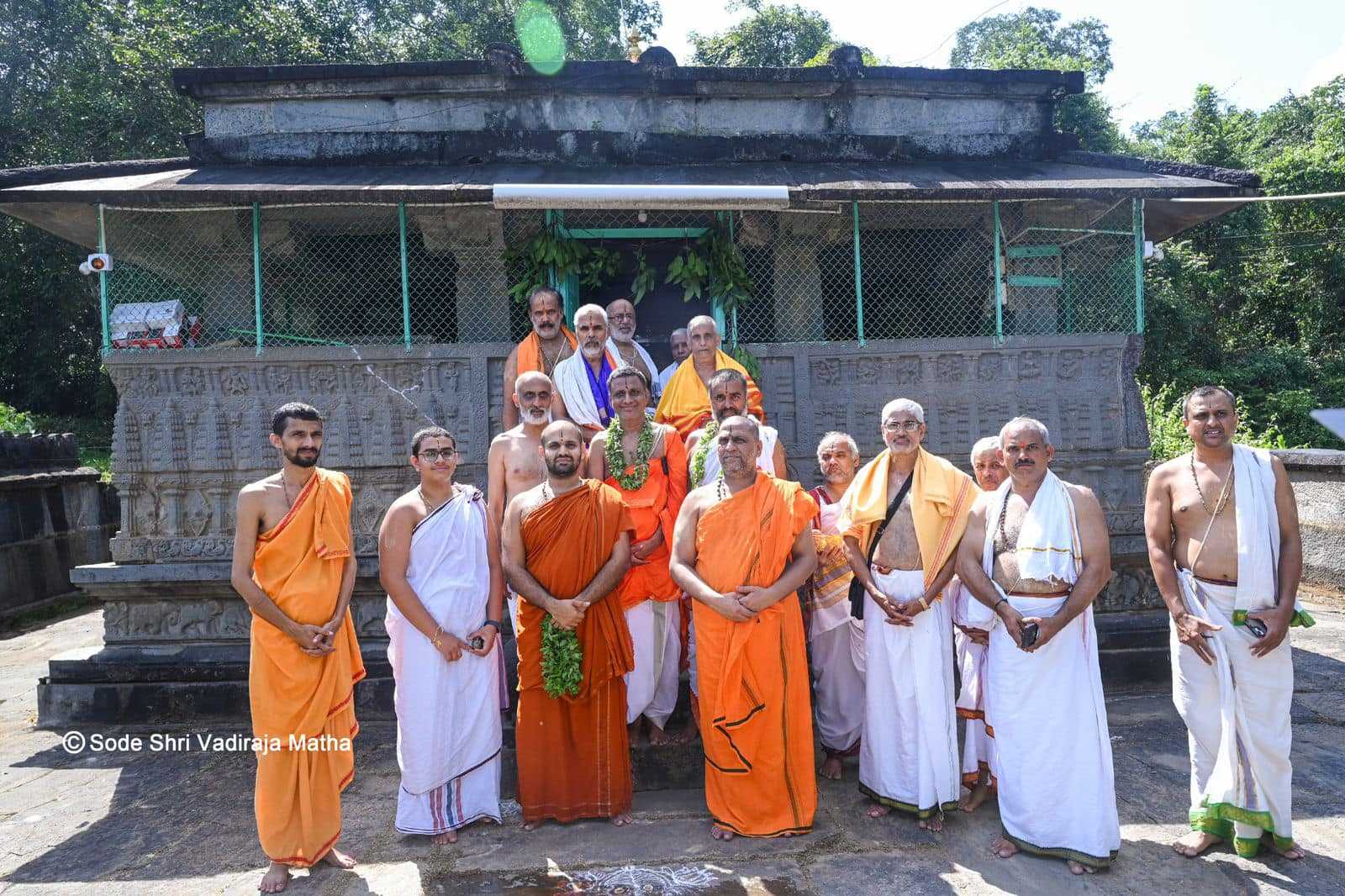 Sri Subudhendra Theertha and Sri Vishwallabha Theertha's Divine Pilgrimage to Srimadhukeshwara Temple, Banavasi