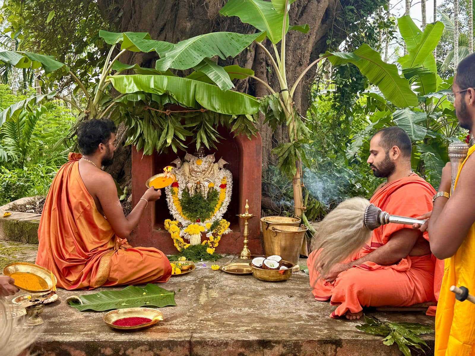 On the occasion of Vijayadashami, Banni pooja was conducted in the presence of Sri Vishwallabha Tirtha