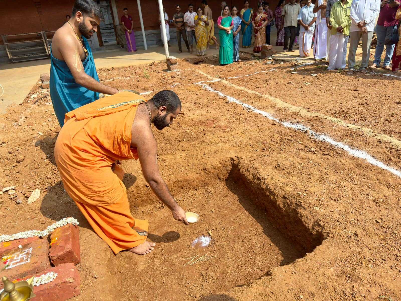  laid the foundation stone for the reconstruction of ancient Kasha sculpture of Sribhutaraja of Undaru