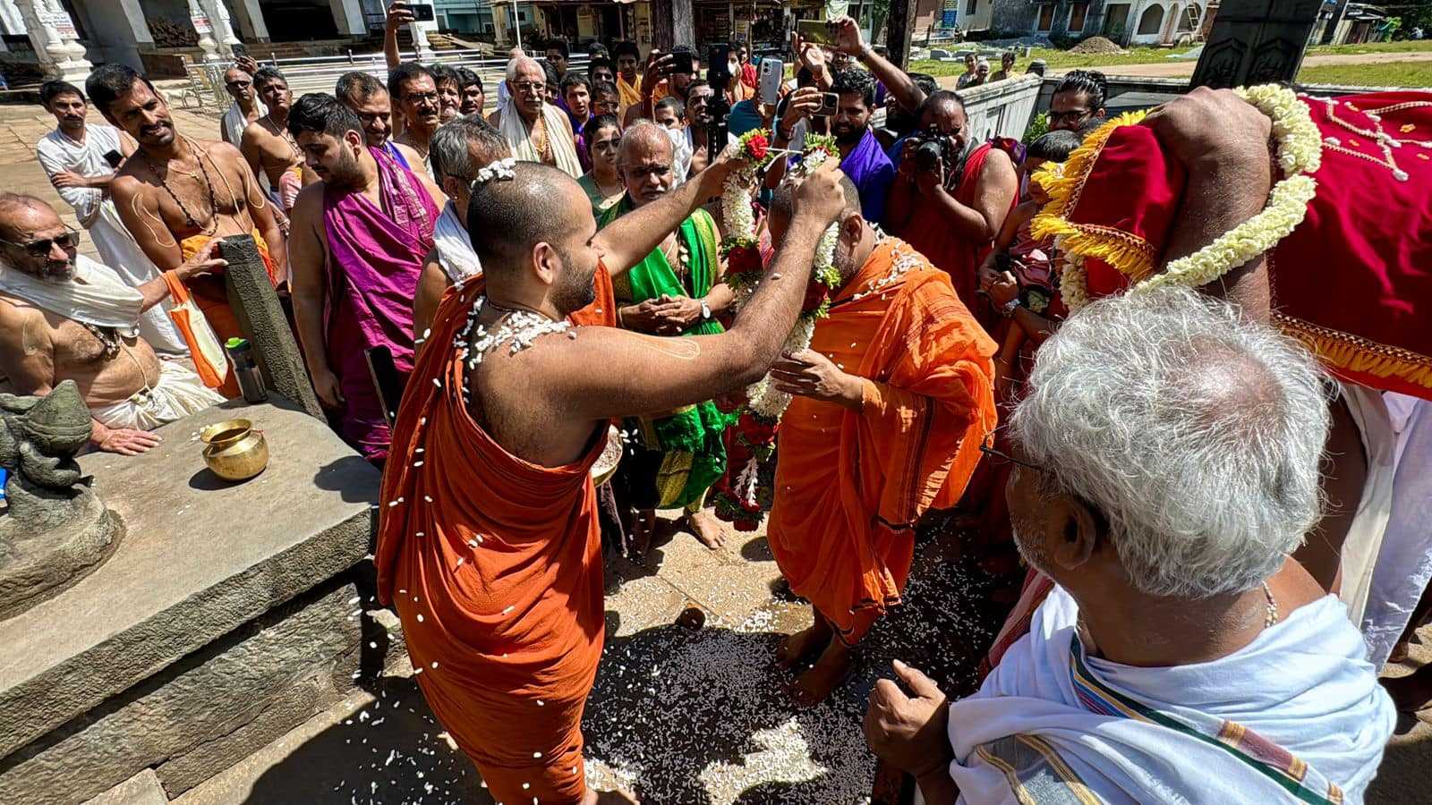 Sri Subudhendra Swamiji of Manthralaya visited Sonda Kshetra